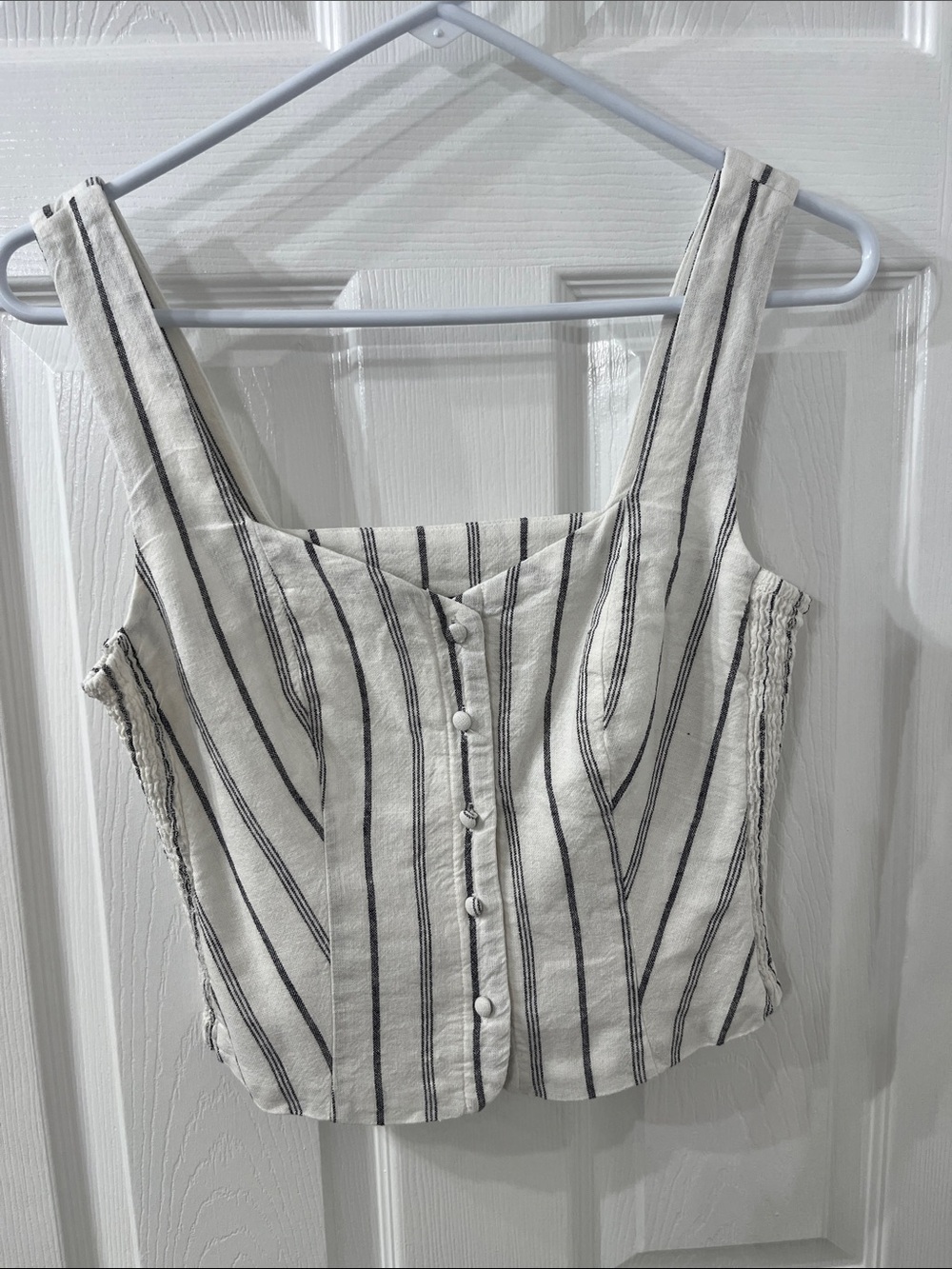 Womenโs Old Navy Striped Button-Front Tank Top - White with Black Stripes sizeXS